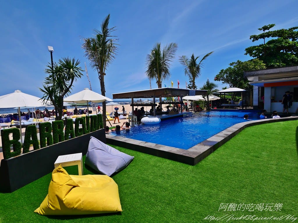 【峇里島美食】Barracuda Beach Club,小而美的海景餐廳,適合拍照打卡,烤肉串好吃! - 第9張圖 P1015974餐廳附上泳池,緊鄰沙灘