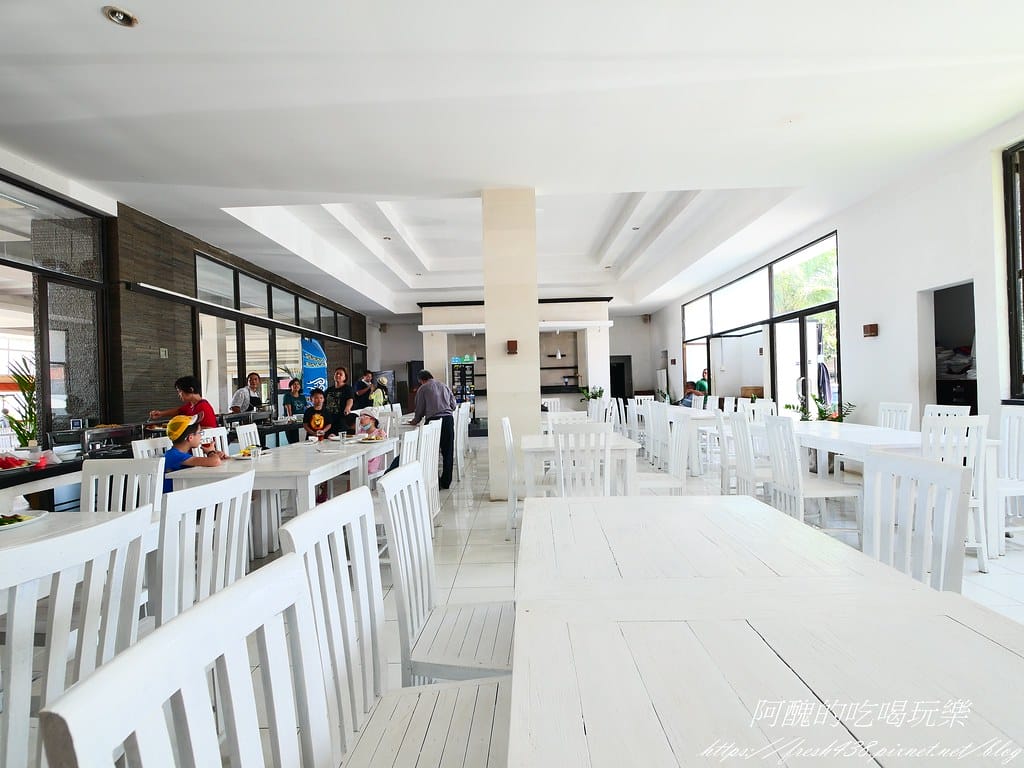 【峇里島美食】Barracuda Beach Club,小而美的海景餐廳,適合拍照打卡,烤肉串好吃! - 第6張圖 P1015969餐廳就在BMR Dive & Water Sports旁