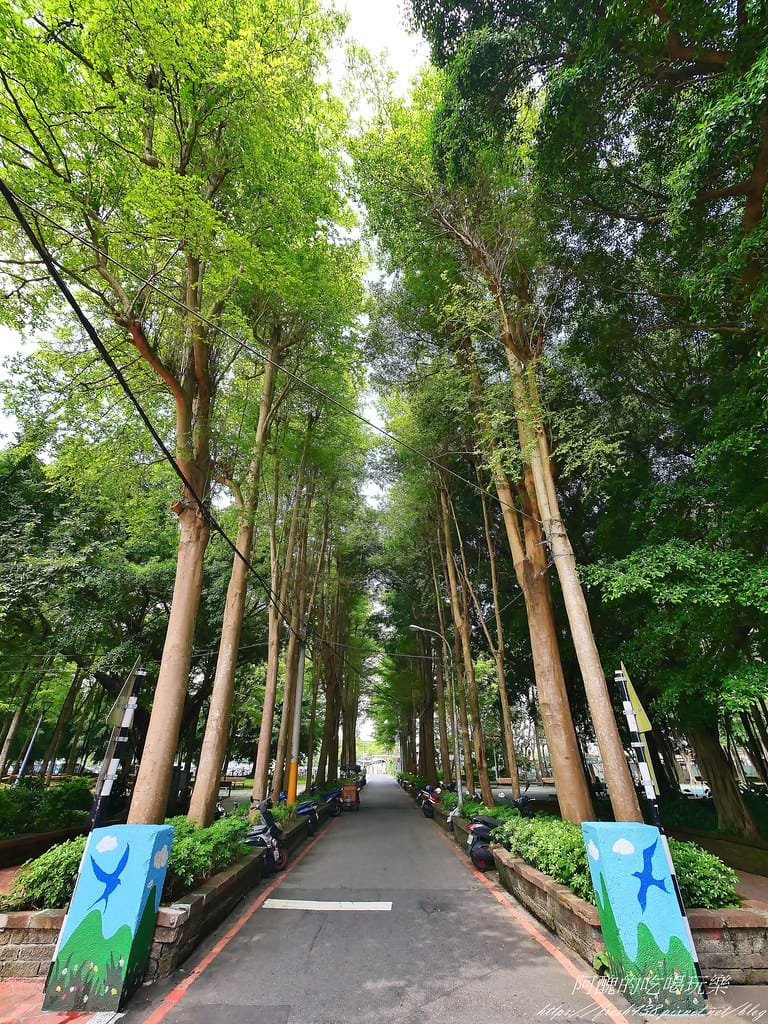 7馬路左側羽球場右側特色公園