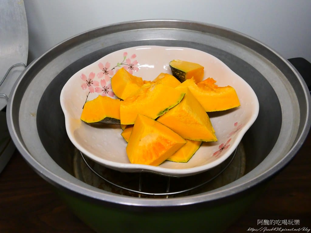 【電鍋食譜】清蒸南瓜,15分鐘清甜上桌,不加調味料也好好吃。 - 第4張圖 P1013322