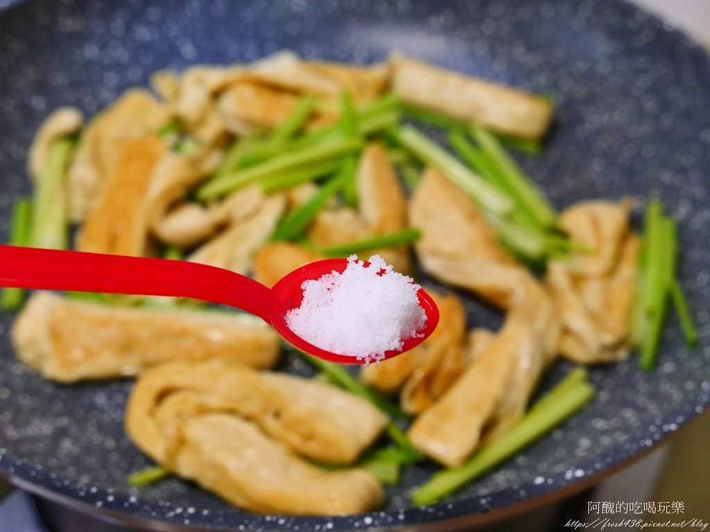 【素食食譜】芹菜炒豆包,豆皮要煎得恰恰才好吃哦! - 第10張圖 P1013355