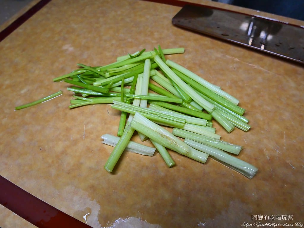 【素食食譜】芹菜炒豆包,豆皮要煎得恰恰才好吃哦! - 第4張圖 P1013346
