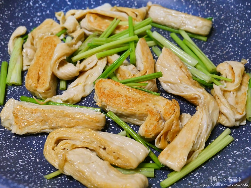 【素食食譜】芹菜炒豆包,豆皮要煎得恰恰才好吃哦! - 第9張圖 P1013354
