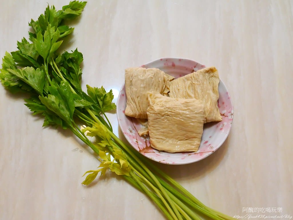 【素食食譜】芹菜炒豆包,豆皮要煎得恰恰才好吃哦! - 第2張圖 P1013344