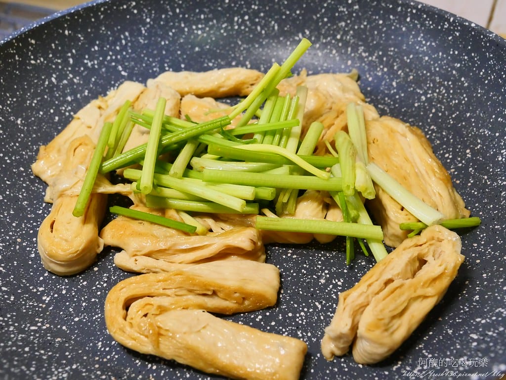 【素食食譜】芹菜炒豆包,豆皮要煎得恰恰才好吃哦! - 第8張圖 P1013353