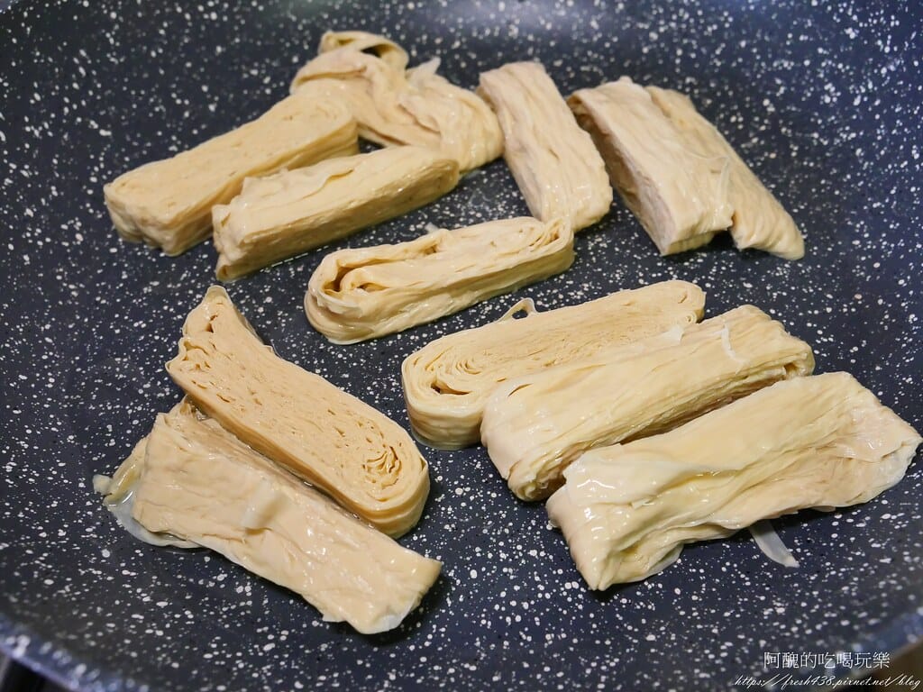 【素食食譜】芹菜炒豆包,豆皮要煎得恰恰才好吃哦! - 第6張圖 P1013349