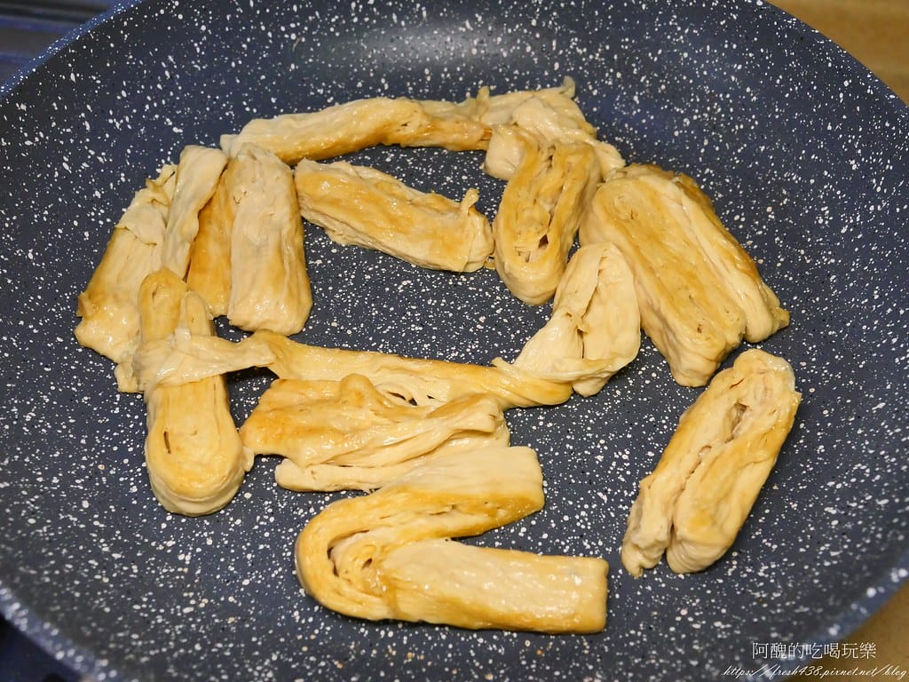 【素食食譜】芹菜炒豆包,豆皮要煎得恰恰才好吃哦! - 第7張圖 P1013351