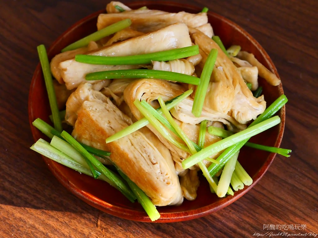 【素食食譜】芹菜炒豆包,豆皮要煎得恰恰才好吃哦! - 第11張圖 P1013356