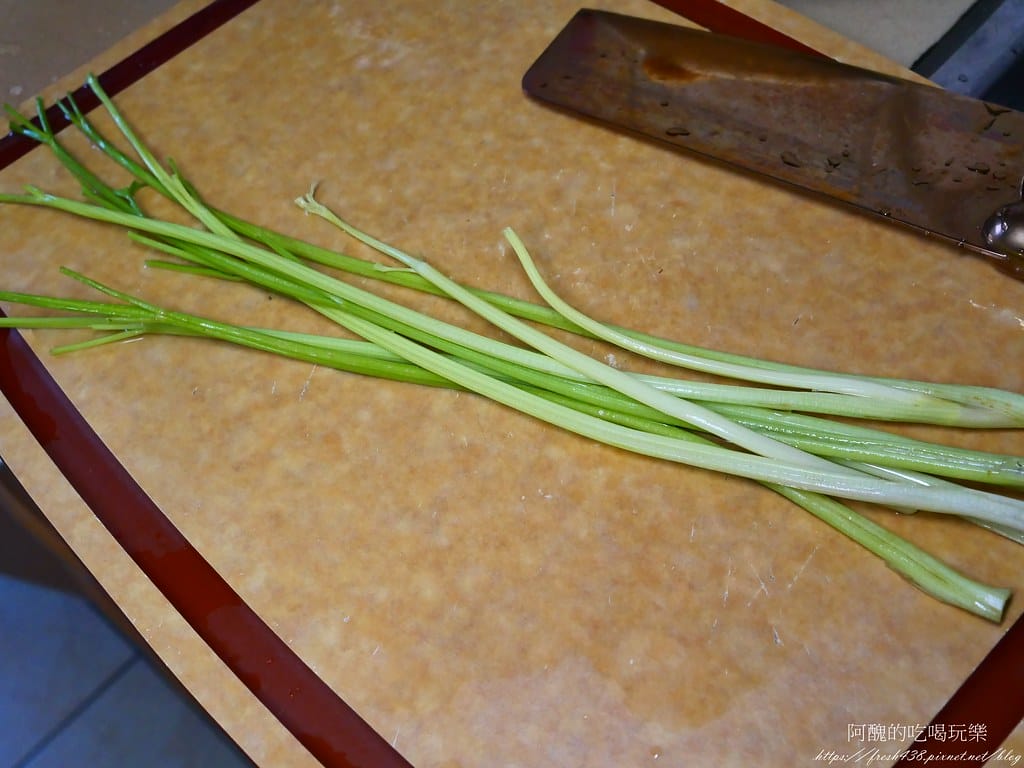 【素食食譜】芹菜炒豆包,豆皮要煎得恰恰才好吃哦! - 第3張圖 P1013345