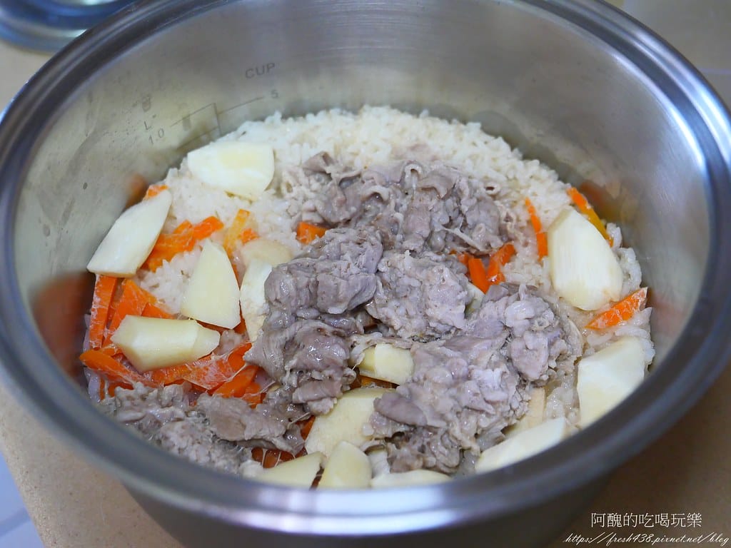 【電鍋食譜】筊白筍紅蘿蔔豬肉炊飯,零失敗懶人料理,快速餵飽全家人的秘訣。 - 第13張圖 P1014700