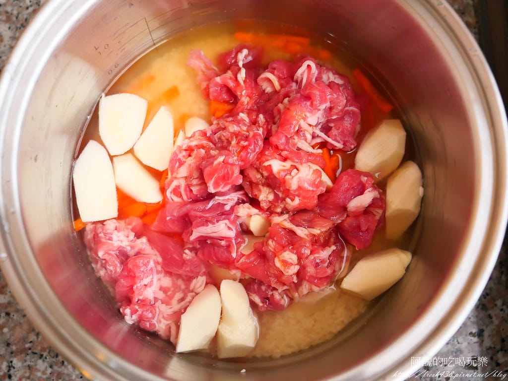【電鍋食譜】筊白筍紅蘿蔔豬肉炊飯,零失敗懶人料理,快速餵飽全家人的秘訣。 - 第9張圖 P1014696