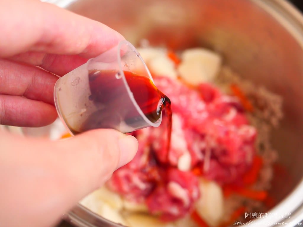 【電鍋食譜】筊白筍紅蘿蔔豬肉炊飯,零失敗懶人料理,快速餵飽全家人的秘訣。 - 第7張圖 P1014694