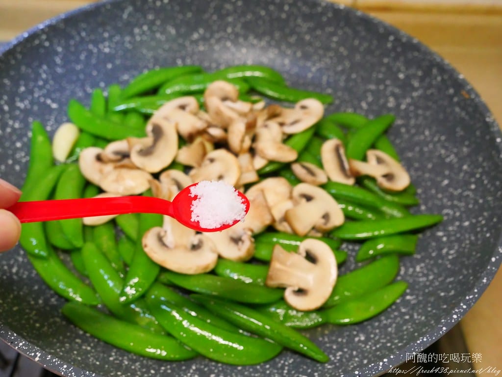 甜豆炒洋菇,簡易清爽的蔬食料理。 - 第12張圖 P1014835