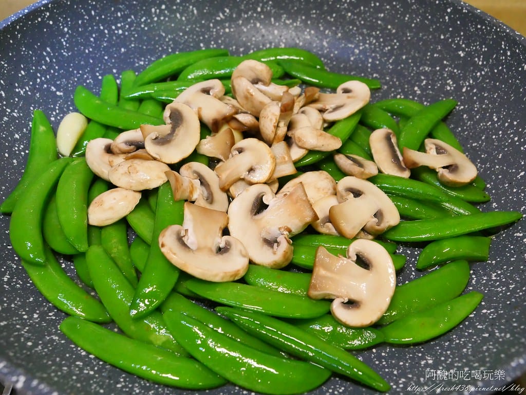 甜豆炒洋菇,簡易清爽的蔬食料理。 - 第11張圖 P1014834