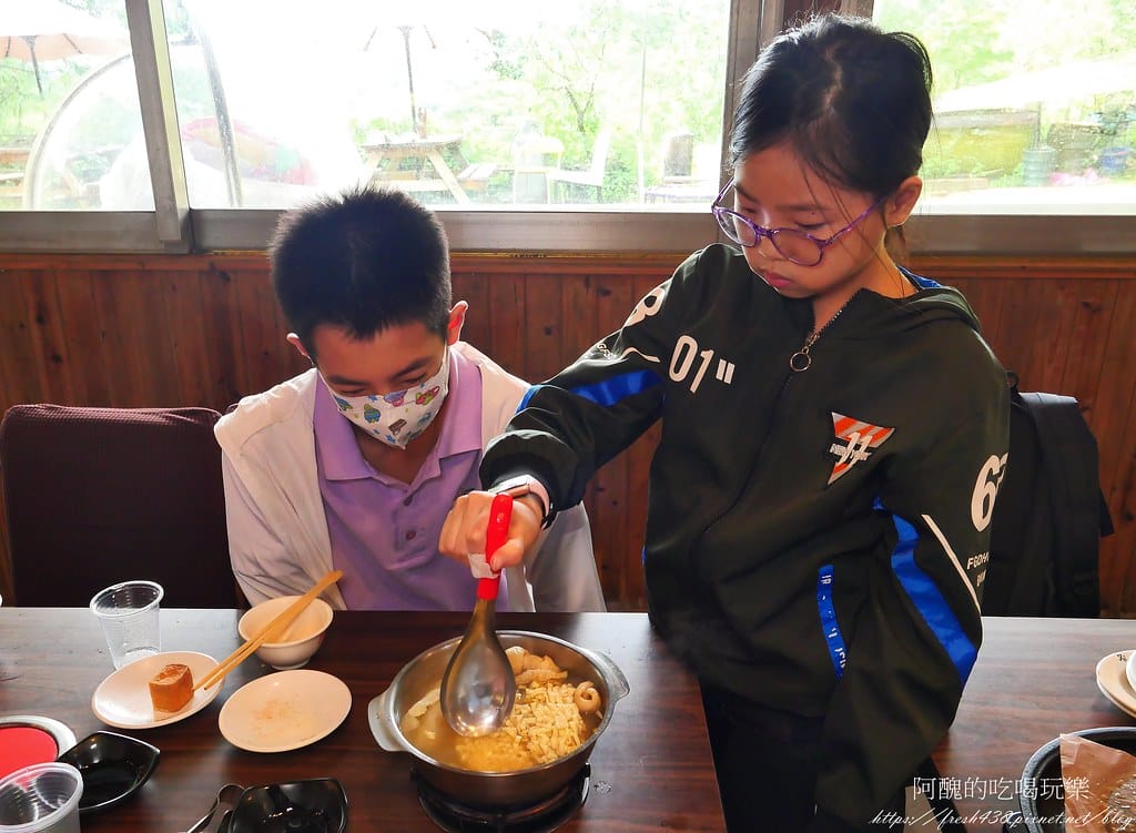 【台北隱藏版美食】南港烤大學,平價火烤兩吃,各式肉品、魚下巴、肉燥飯、冰淇淋、甜點任您吃,打卡送蝦子! - 第63張圖 27