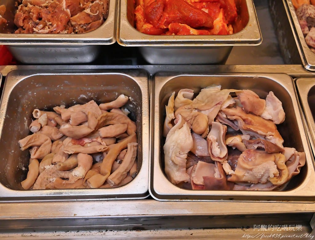 【台北隱藏版美食】南港烤大學,平價火烤兩吃,各式肉品、魚下巴、肉燥飯、冰淇淋、甜點任您吃,打卡送蝦子! - 第36張圖 13-10