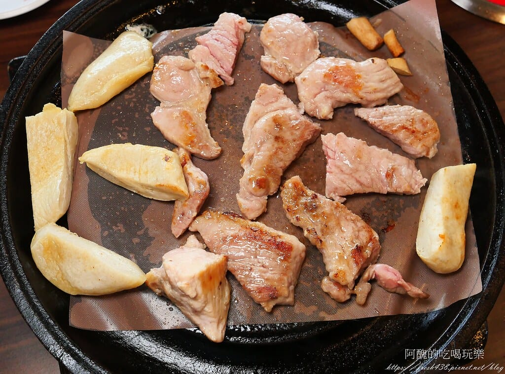 【台北隱藏版美食】南港烤大學,平價火烤兩吃,各式肉品、魚下巴、肉燥飯、冰淇淋、甜點任您吃,打卡送蝦子! - 第53張圖 22