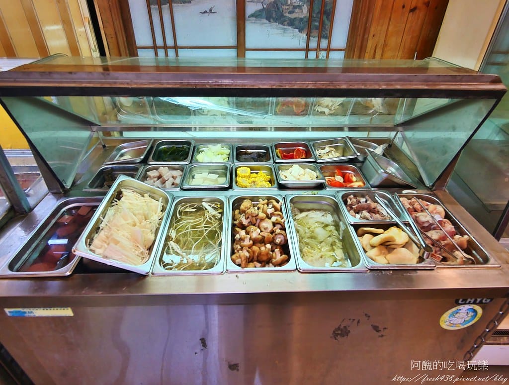 【台北隱藏版美食】南港烤大學,平價火烤兩吃,各式肉品、魚下巴、肉燥飯、冰淇淋、甜點任您吃,打卡送蝦子! - 第18張圖 11
