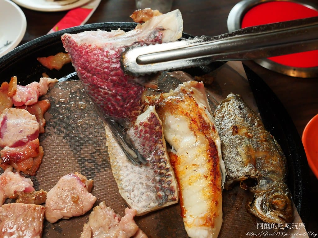 【台北隱藏版美食】南港烤大學,平價火烤兩吃,各式肉品、魚下巴、肉燥飯、冰淇淋、甜點任您吃,打卡送蝦子! - 第57張圖 24-3