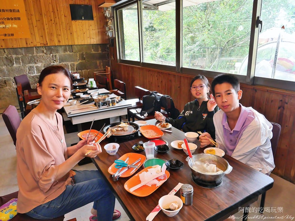 【台北隱藏版美食】南港烤大學,平價火烤兩吃,各式肉品、魚下巴、肉燥飯、冰淇淋、甜點任您吃,打卡送蝦子! - 第65張圖 31