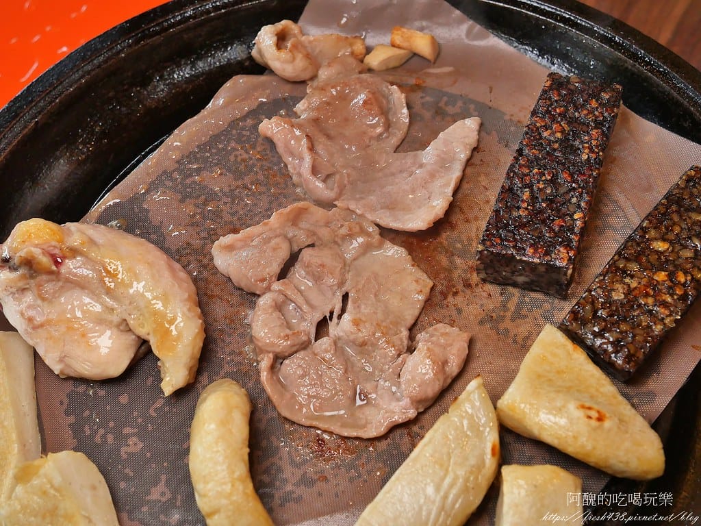 【台北隱藏版美食】南港烤大學,平價火烤兩吃,各式肉品、魚下巴、肉燥飯、冰淇淋、甜點任您吃,打卡送蝦子! - 第58張圖 25