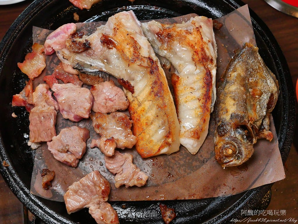 【台北隱藏版美食】南港烤大學,平價火烤兩吃,各式肉品、魚下巴、肉燥飯、冰淇淋、甜點任您吃,打卡送蝦子! - 第55張圖 24