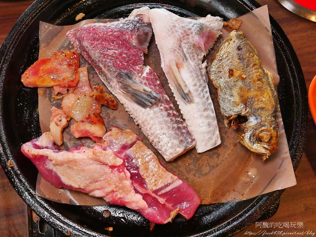 【台北隱藏版美食】南港烤大學,平價火烤兩吃,各式肉品、魚下巴、肉燥飯、冰淇淋、甜點任您吃,打卡送蝦子! - 第54張圖 23