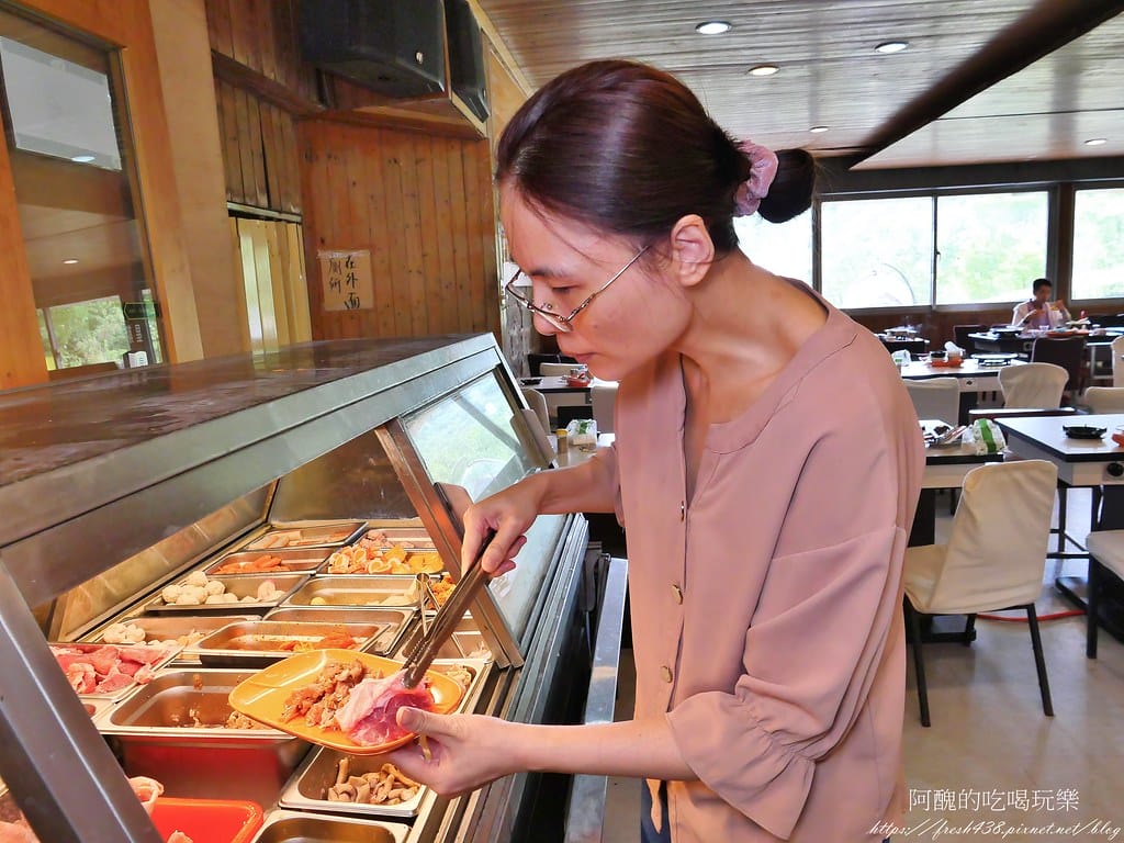 【台北隱藏版美食】南港烤大學,平價火烤兩吃,各式肉品、魚下巴、肉燥飯、冰淇淋、甜點任您吃,打卡送蝦子! - 第44張圖 18-5