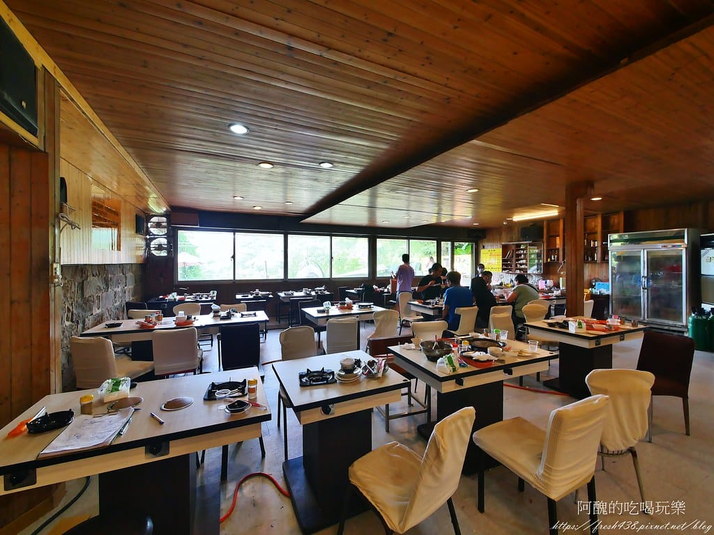 【台北隱藏版美食】南港烤大學,平價火烤兩吃,各式肉品、魚下巴、肉燥飯、冰淇淋、甜點任您吃,打卡送蝦子! - 第10張圖 8