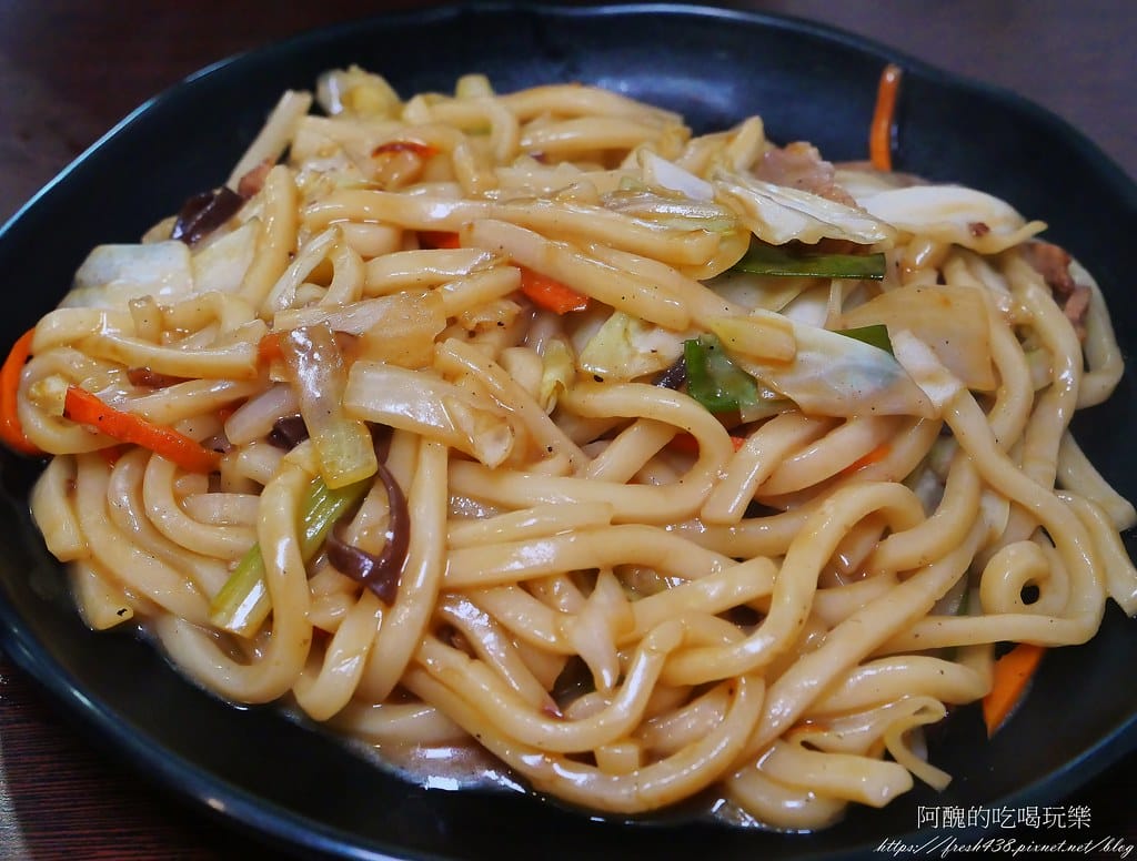 【桃園美食】津賀家食堂,平日套餐100元起,熱炒、串燒、壽司、生魚片樣樣有,平價桃園日式料理好迷人! - 第23張圖 18