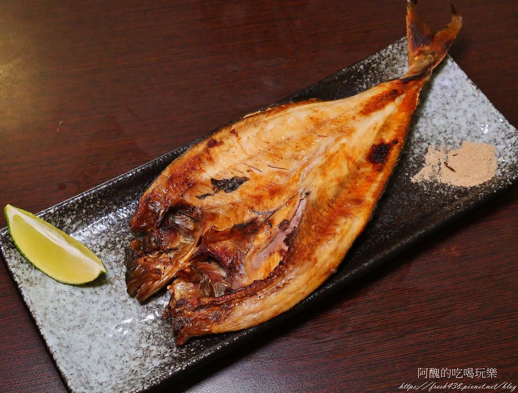 【桃園美食】津賀家食堂,平日套餐100元起,熱炒、串燒、壽司、生魚片樣樣有,平價桃園日式料理好迷人! - 第38張圖 35