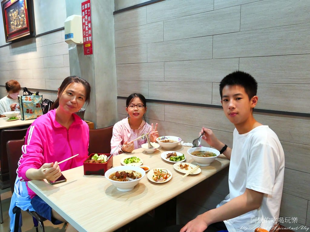 【花蓮美食】京湘排骨麵,在地人氣小吃,排骨酥、豬腳超讚! - 第33張圖 24