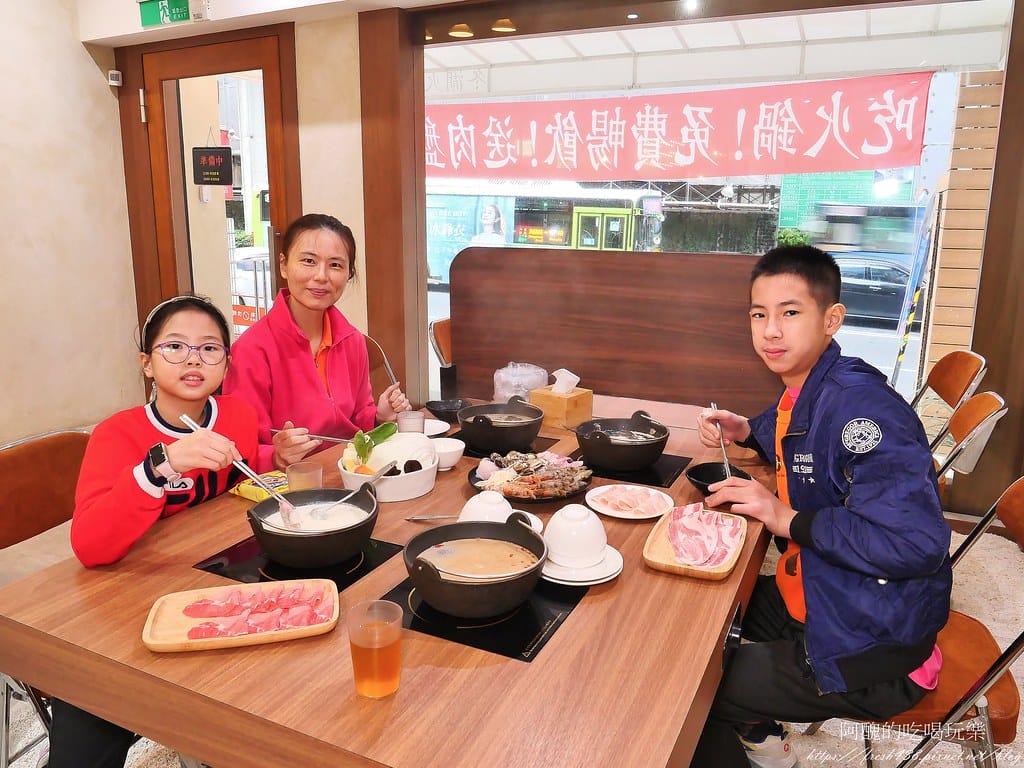 【台北美食】冬湖火鍋-東湖店,寵物友善餐廳,倆倆痛風套餐、XXXL雙人肉盤套餐,份量驚人,新鮮度破表! - 第56張圖 50