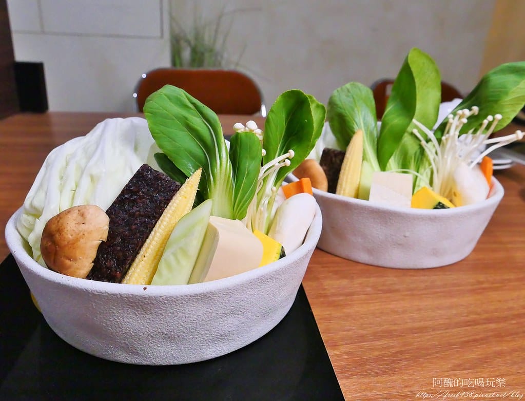【台北美食】冬湖火鍋-東湖店,寵物友善餐廳,倆倆痛風套餐、XXXL雙人肉盤套餐,份量驚人,新鮮度破表! - 第25張圖 17