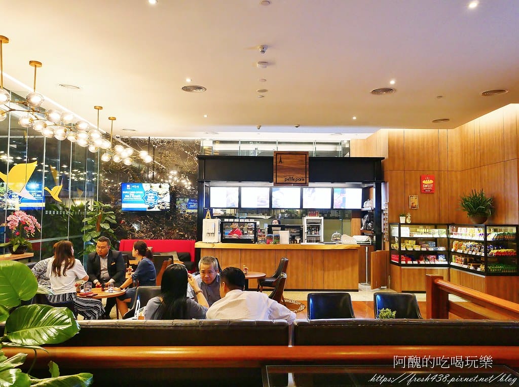 【馬來西亞住宿】ibis Kuala Lumpur City Centre-吉隆坡市中心宜必思酒店,超平價、景觀佳、泳池美,自助早餐很好吃,設有親子連通房。 - 第7張圖 01-3大廳一旁的咖啡館 (2)
