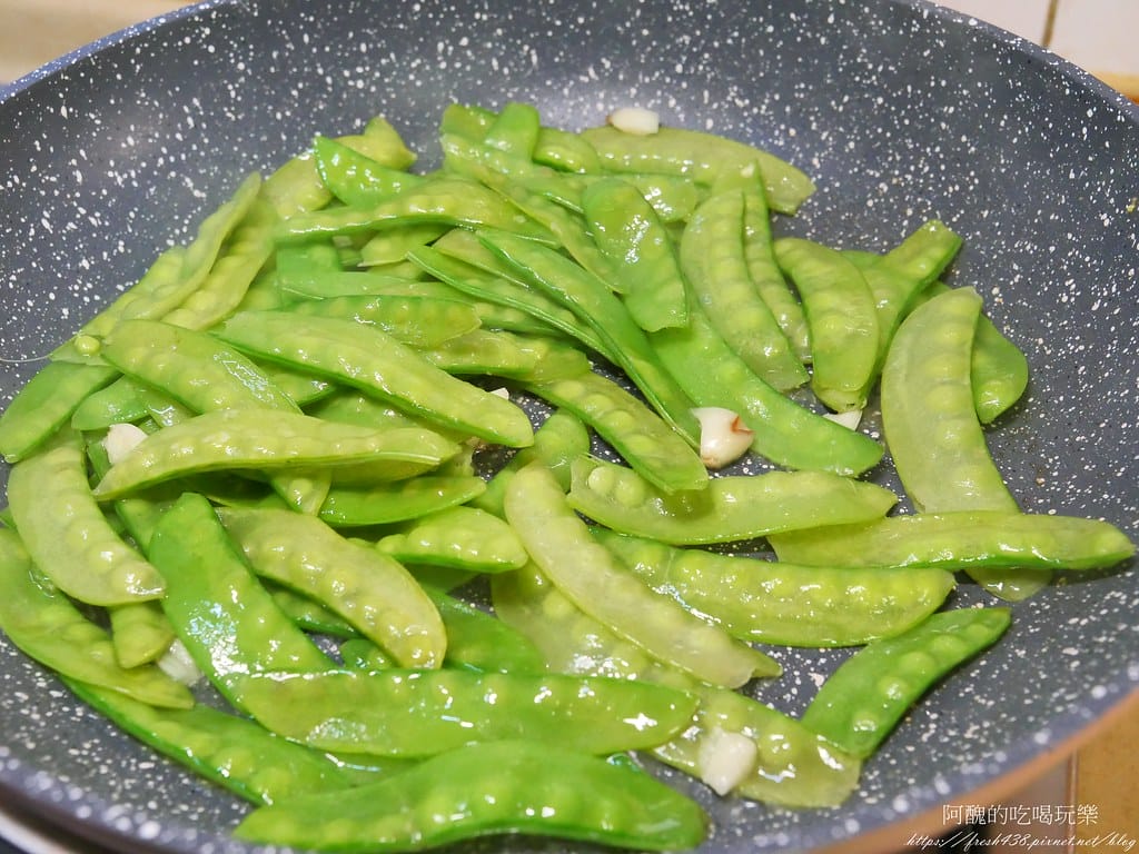 荷蘭豆炒蛋,原來荷蘭豆是胡蘿蔔素之王,保護眼睛,還可預防心肌梗塞。 - 第12張圖 P1017890