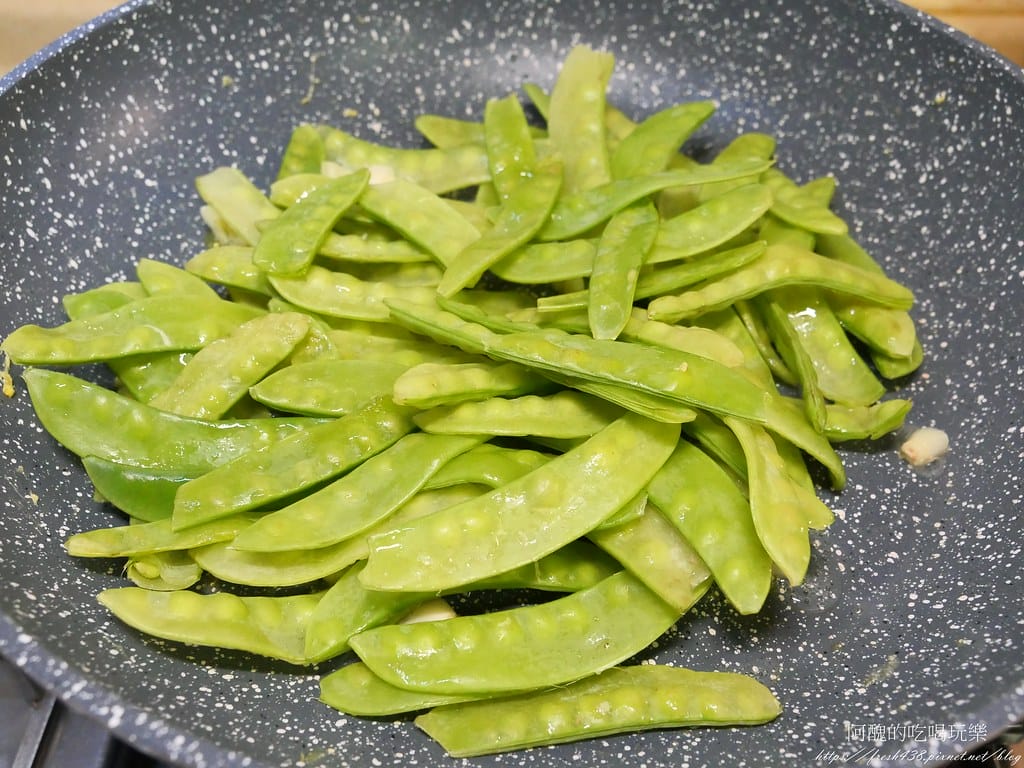 荷蘭豆炒蛋,原來荷蘭豆是胡蘿蔔素之王,保護眼睛,還可預防心肌梗塞。 - 第10張圖 P1017888