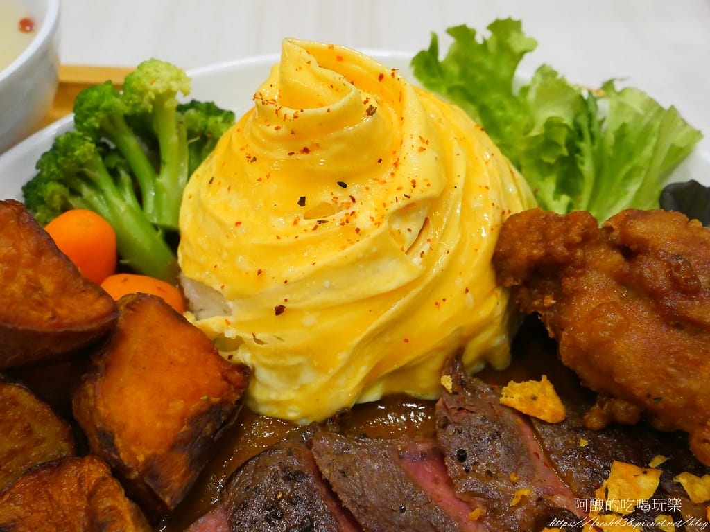 【北大美食】私嚐の吃飯-北大店,寵物友善餐廳,濃郁咖哩、華麗螺旋蛋、親切柴犬,讓您吃得好滿足,還提供寵物餐點哦! - 第51張圖 51