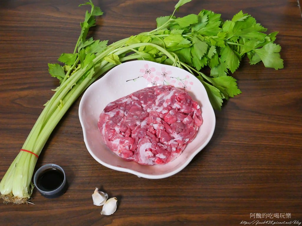 芹菜炒肉絲,原來芹菜可以抗癌、護眼、降血壓、保護肝臟、。 - 第2張圖 P1018820