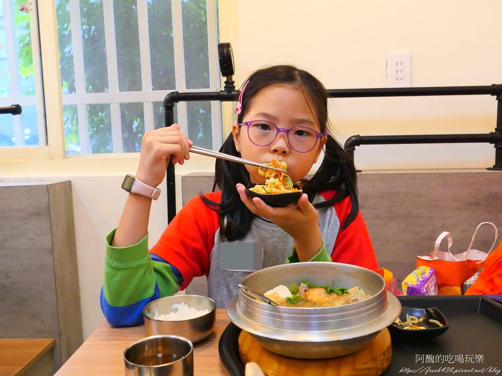 【樹林美食】咕咕圓韓式料理,韓式烤肉飯、部隊鍋一級棒,小菜多元可口,白飯、飲料內用吃到飽。 - 第37張圖 48