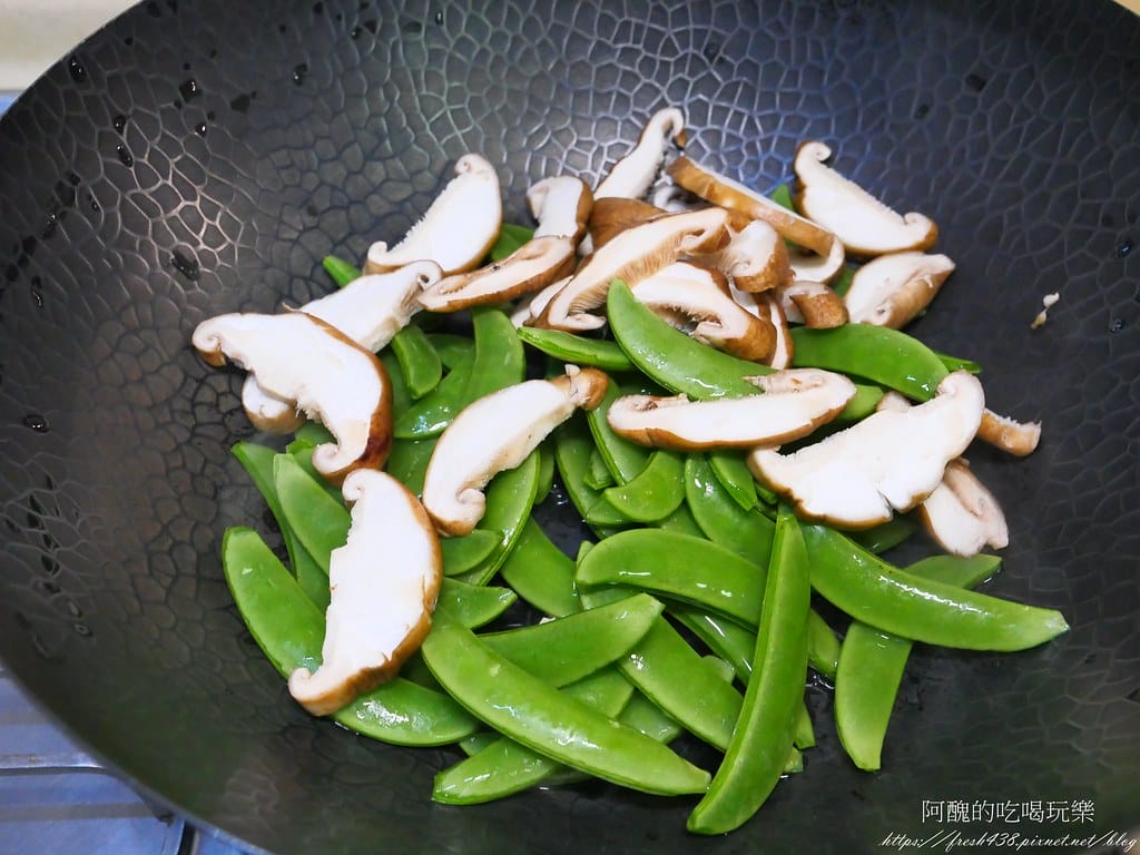 【素食料理】清炒香菇甜豆,整盤被小孩搶光光! - 第5張圖 P1019015