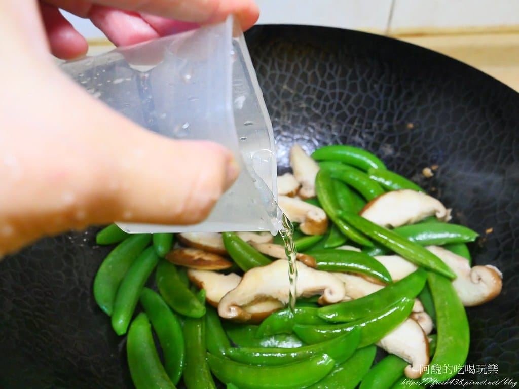 【素食料理】清炒香菇甜豆,整盤被小孩搶光光! - 第6張圖 P1019017
