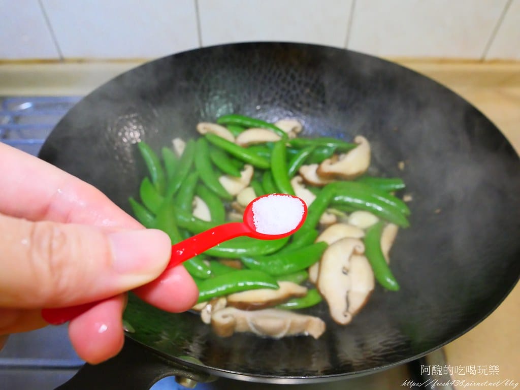 【素食料理】清炒香菇甜豆,整盤被小孩搶光光! - 第7張圖 P1019018