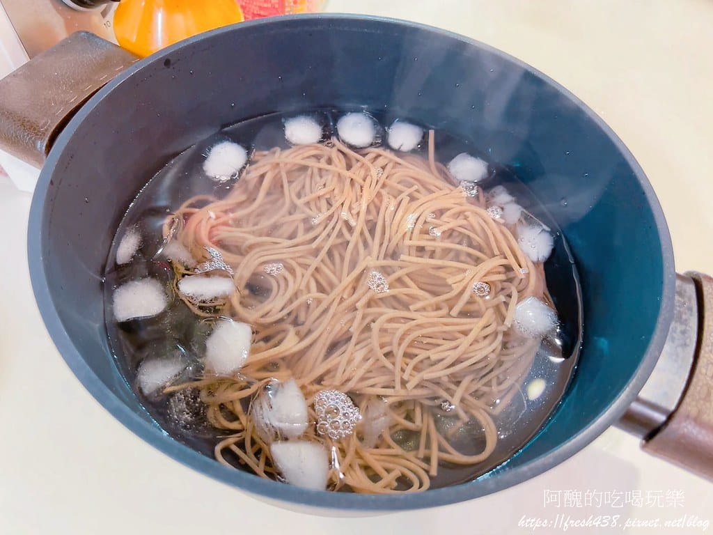 台灣搵醬-胡麻豆乳醬、海鮮五味醬,完成呈現雞絲蕎麥涼麵、蔥蛋中卷,家家必備的沾醬!! - 第16張圖 13