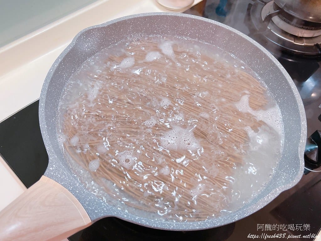 台灣搵醬-胡麻豆乳醬、海鮮五味醬,完成呈現雞絲蕎麥涼麵、蔥蛋中卷,家家必備的沾醬!! - 第15張圖 12