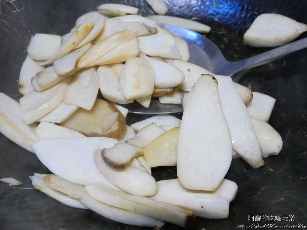【素食料理】麻油杏鮑菇,Q彈美味,暖心又暖胃。 - 第5張圖 P1019672