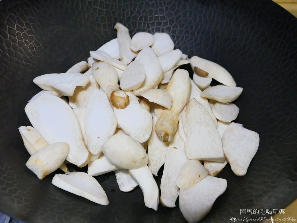 【素食料理】麻油杏鮑菇,Q彈美味,暖心又暖胃。 - 第4張圖 P1019671