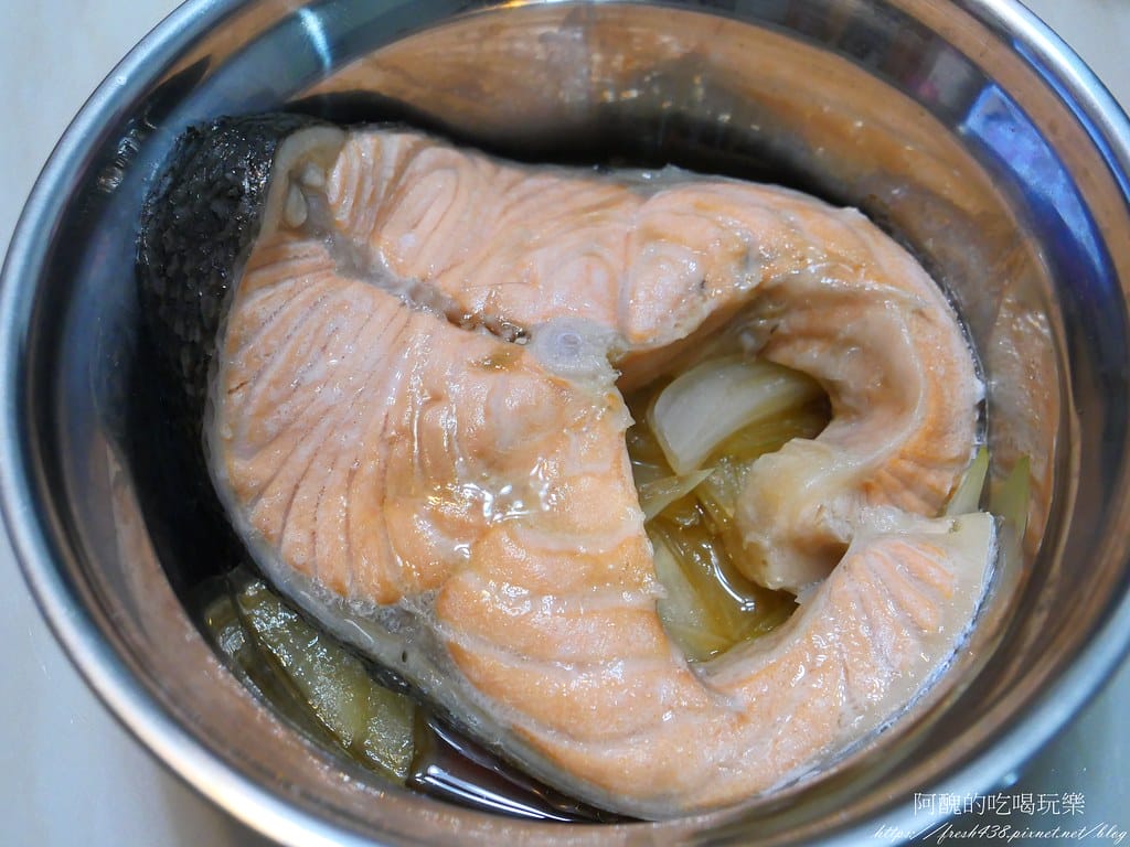 【電鍋料理】清蒸洋蔥鮭魚,清甜爽口又健康。 - 第9張圖 P1020238