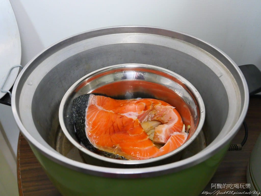 【電鍋料理】清蒸洋蔥鮭魚,清甜爽口又健康。 - 第7張圖 P1020236