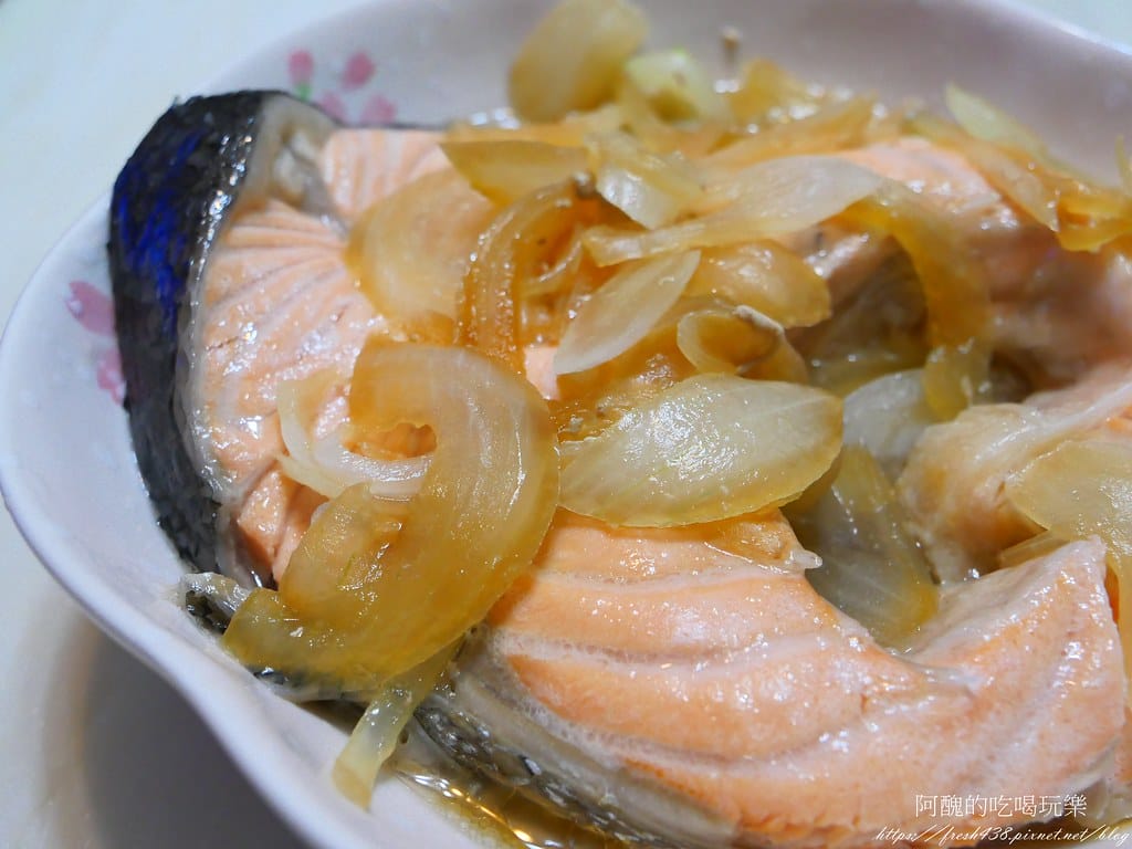 【電鍋料理】清蒸洋蔥鮭魚,清甜爽口又健康。 - 第11張圖 P1020242